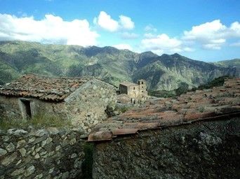 Chiesa di S. Giovanni Battista vista dalla chiesa di S. Maria di Grecia, Gallicianò (RC)